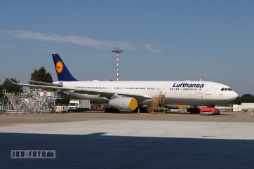 Airbus A330-300 vor der Lufthansa Werft, wahrscheinlich D-AIKS EDDH 2015