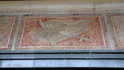 Mosaike über der Eingangstür