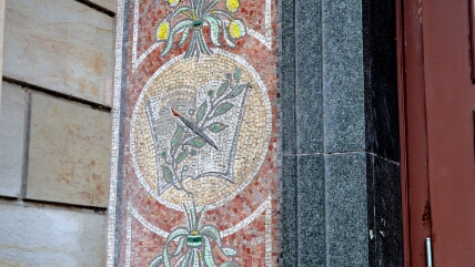 Mosaike auch neben der Eingangstür hier künstlerische Motive