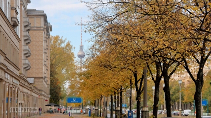 Berlin, U-Bahnhof Weberwiese Blick entlang der Karl-Marx-Allee Richtung Westen