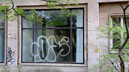 Fenster in der Karl-Marx-Allee Auch ein Original, Schau Fenster (Metallrahmen!) seitlich südlicher Block F. Sollte ich mit der Aussage über das Original danebenliegen, schreibt mir bitte!