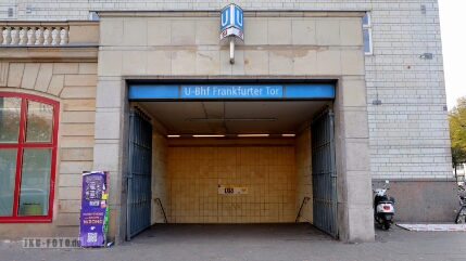 Eingang U-Bahn am Frankfurter Tor Diese Situation kennt man z.B. aus Moskau, wo U-Bahn Eingänge gern in Häuser integriert wurden.