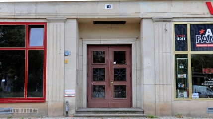 Tür und Fenster Block E Süd, links ein Fenster aus der Zeit der Renovierung, rechts ein Original Fenster (nehme ich so an). Die Original Fenster haben keine...