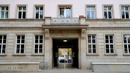 Hauseingang Block E Süd, sehr symmetrisch und aufgeräumt. Über dem Durch ist ein Schlussstein angedeutet, aber ohne jegliche 